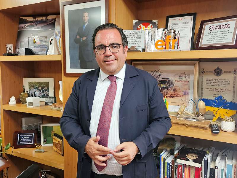 Javier Úbeda alcalde de Boadilla del Monte en su despacho tras entrevista en Boadilladigital junio 2025 Foto ARC