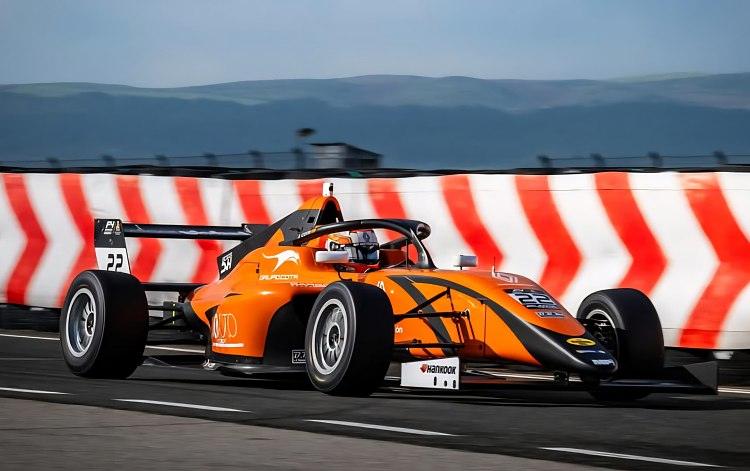 Juan Cota sigue sumando en Portugal y mantiene a Boadilla del Monte en el mapa del automovilismo Juan Cota de Boadilla del Monte, piloto de Fórmula 4 en el circuito de Portimao en Portugal junio 2025