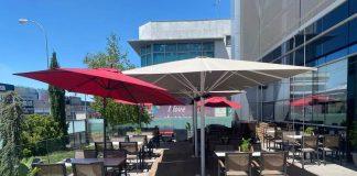 Terraza del restaurante El Quinto Sabor de Villaviciosa de Odón, cerca de Boadilla del Monte