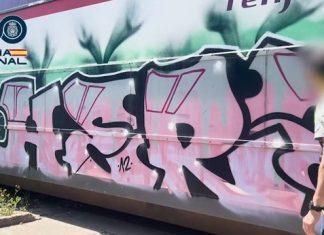 Tren de Cercanías con grafiti