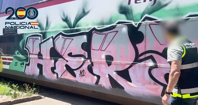 Tren de Cercanías con grafiti