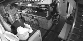 El autor de los robos llevándose una caja registradora