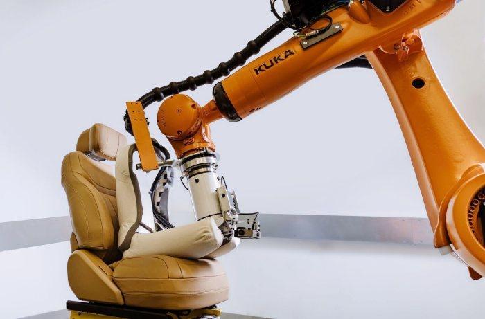 Robótica e inteligencia artificial al servicio de los asientos de los coches Robot prueba asiento de coche