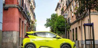 coche en calle de ciudad