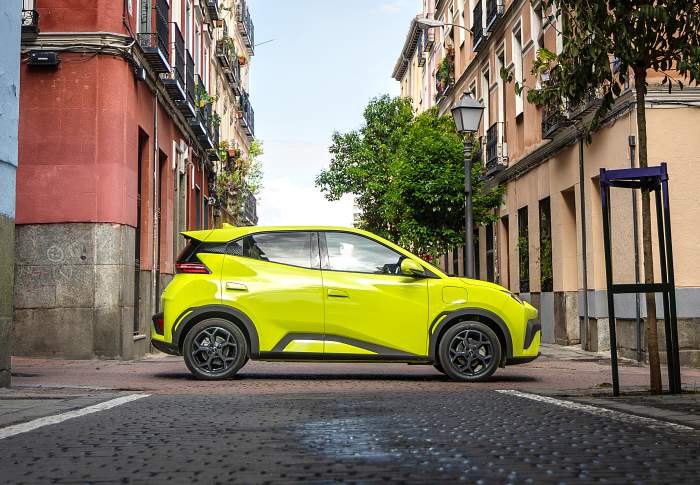 coche en calle de ciudad