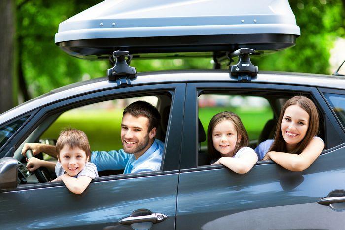 familia en coche