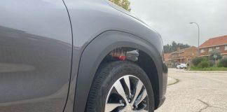 La trampa de la botella en la rueda de un coche para robar
