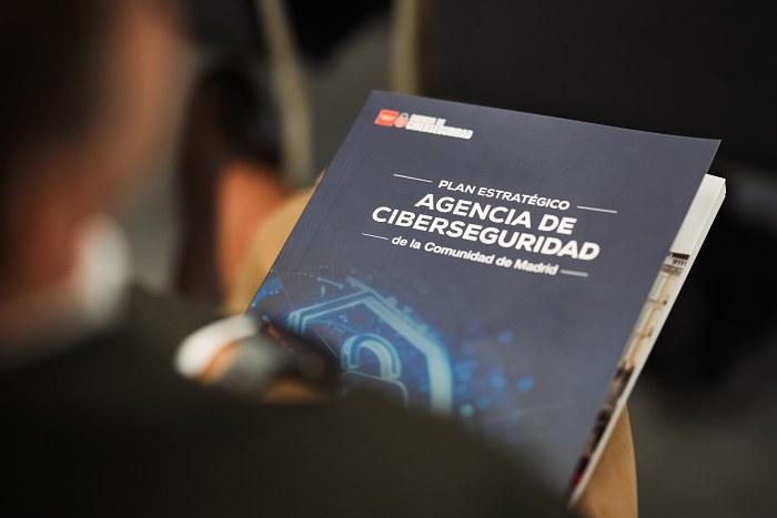 foto con el Plan Estratégico de la Agencia de Ciberseguridad 2025 de la Comunidad de Madrid