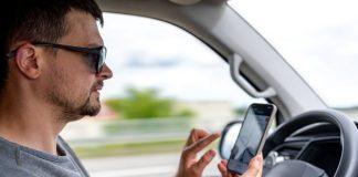 A la caza del uso del móvil al volante con inteligencia artificial, drones y helicópteros