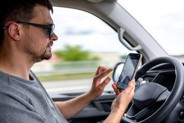 A la caza del uso del móvil al volante con inteligencia artificial, drones y helicópteros