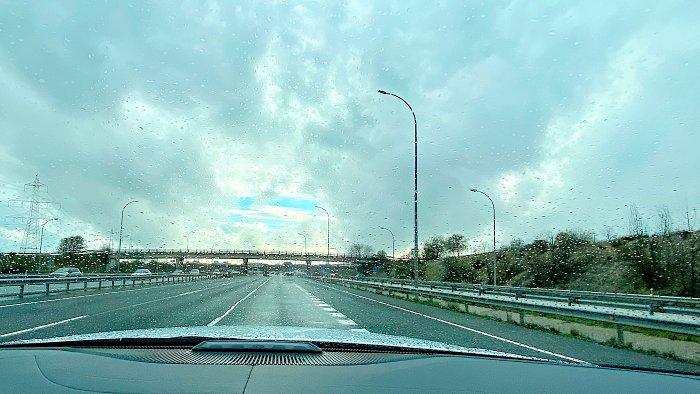 Conducir con lluvia 5 claves que de verdad marcan la diferencia