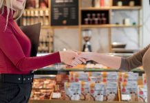 Boadilla del Monte inicia 'Comercio Amigo' para ayudar a menores en apuros que no usen el teléfono móvil