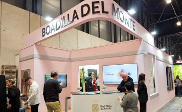 Expositor del Ayuntamiento de Boadilla del Monte en FITUR 2026