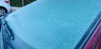 parabrisas de coche con hielo