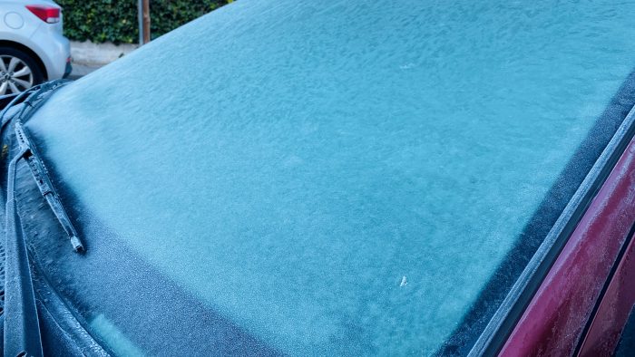 parabrisas de coche con hielo