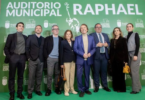 Raphael Raphael homenajeado en Boadilla del Monte da nombre al auditorio municipal