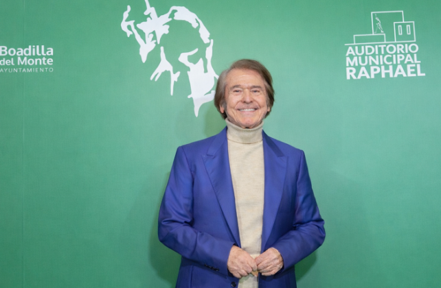 Raphael Raphael posa en su homenaje en Boadilla del Monte Foto tratada con IA
