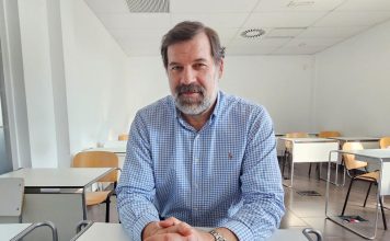 coches Aula del pabellon Rey Felipe VI de Boadilla del Monte con Alfonso Reyes ex jugador de baloncesto y autor del libro Huevos fritos con patatas foto ARC Boadilladigital