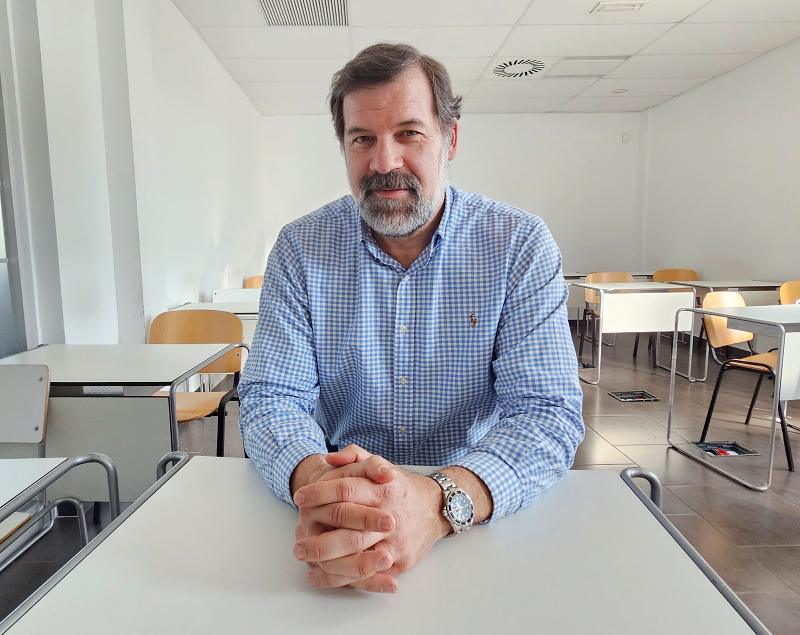 Alfonso Reyes Aula del pabellon Rey Felipe VI de Boadilla del Monte con Alfonso Reyes ex jugador de baloncesto y autor del libro Huevos fritos con patatas foto ARC Boadilladigital