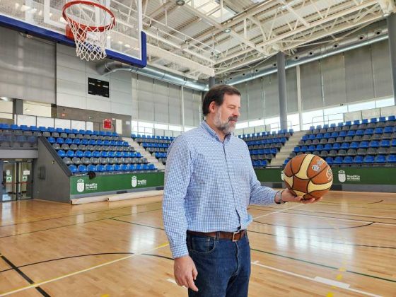 Alfonso Reyés Pabellon Rey Felipe VI en Boadilla del Monte con Alfonso Reyes presidente de la ABP que ha publicado Huevos fritos con patatas fotos ARC Boadilladigital