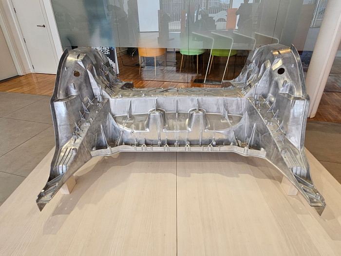 Volvo EX60 Chasis mega fundicion volvo EX60 en concesionario Ditevo Madrid foto Boadilladigital