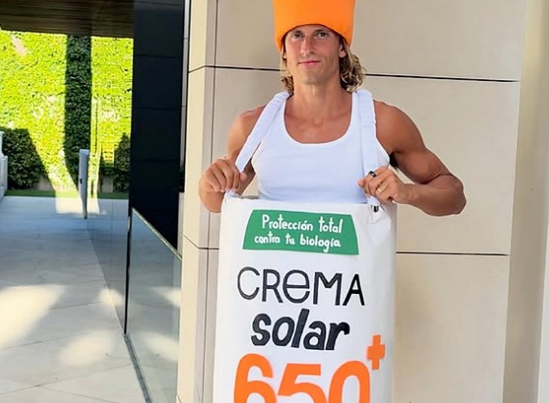 Marcos Llorente disfrazado de crema solar abandera el callo solar para el bronceado2026