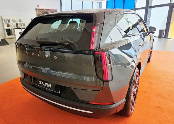 Volvo EX60 Parte trasera del Volvo EX60 en Ditevo Madrid foto Boadilladigital