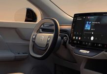 Salpicadero minimalista del Volvo EX60 que muestra una gran pantalla táctil vertical central con el sistema de infoentretenimiento y volante ergonómico.