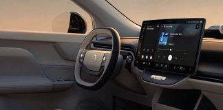 Salpicadero minimalista del Volvo EX60 que muestra una gran pantalla táctil vertical central con el sistema de infoentretenimiento y volante ergonómico.