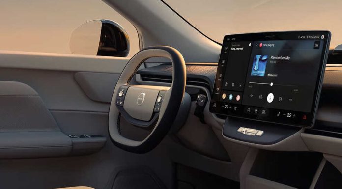 Salpicadero minimalista del Volvo EX60 que muestra una gran pantalla táctil vertical central con el sistema de infoentretenimiento y volante ergonómico.