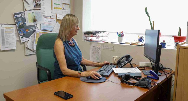 Directora de la Escuela Oficial de Idiomas de Boadilla en su despacho gestionando las solicitudes de los alumnos.
