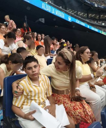 Papa León XIV Juan Alonso y su madre Cristina en el coro de los 1.000 del Papa estadio Santiago Bernabeu 2026