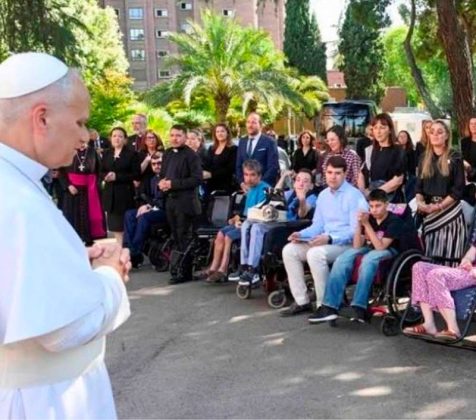Papa León XIV Leon XIV reza junto a un grupo de personas en Madrid 2026