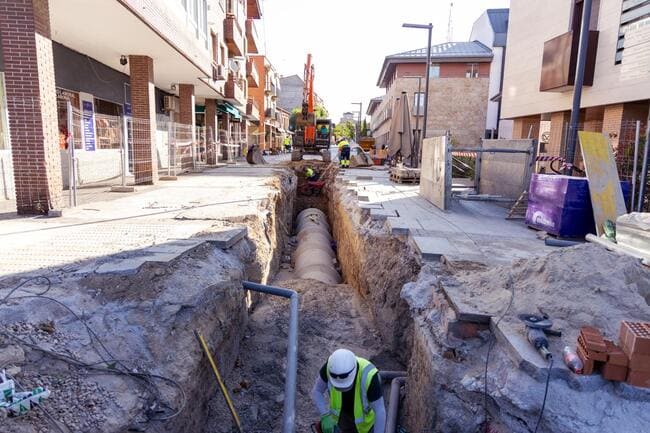 Boadilla del Monte avanza en la remodelación del casco histórico con la instalación del nuevo colector en la avenida Adolfo Suárez