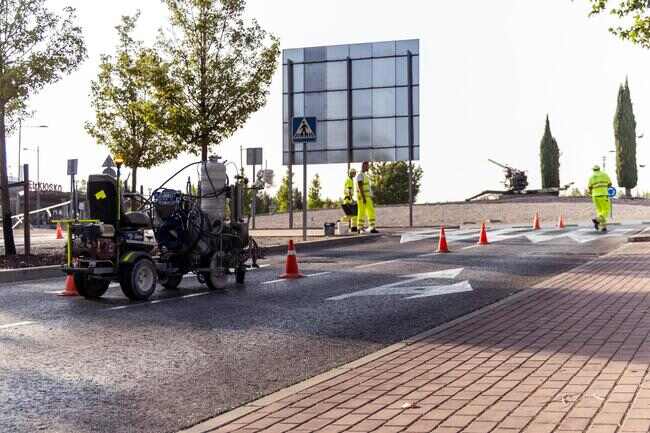Boadilla del Monte invierte cerca de 34.000 euros en la campaña de verano de renovación de pintura vial