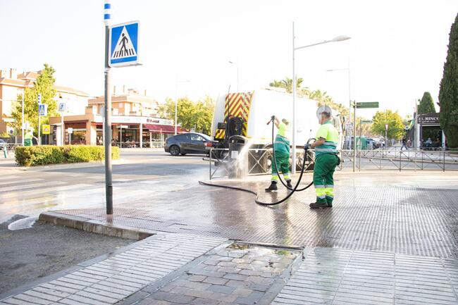 Boadilla del Monte realiza una limpieza intensiva de verano en la avenida Infante Don Luis